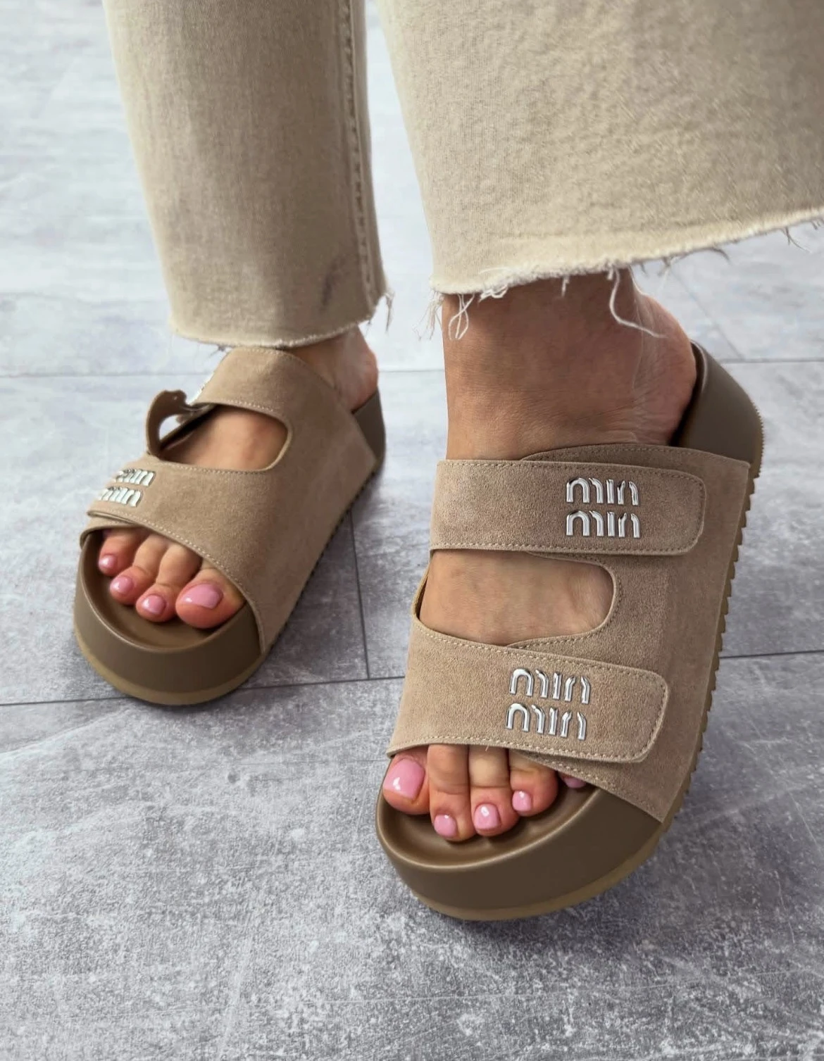 Шльопанці Miu Miu (beige), Босоніжки-шльопанці, купити взуття